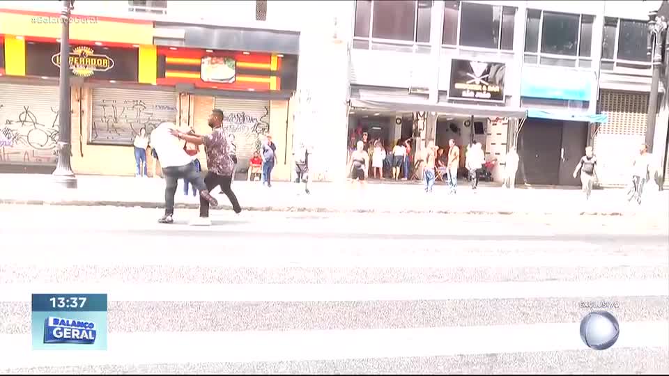 Equipe da RECORD flagra dois homens brigando no meio da rua em São Paulo