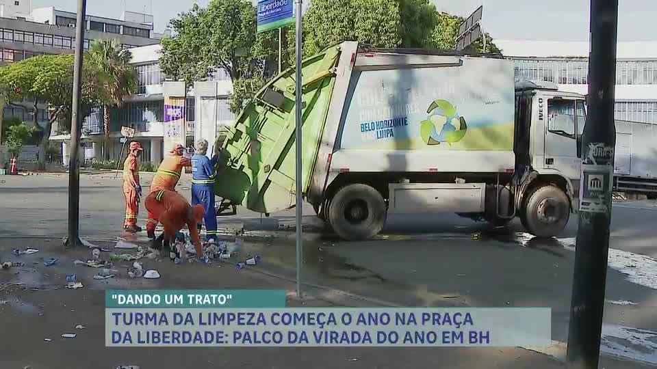 Praça da Liberdade recebe limpeza após festa de réveillon em Belo Horizonte