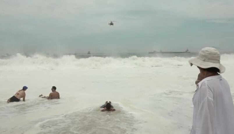 Bombeiros fazem 547 resgates em 24 horas no mar em Copacabana; adolescente continua desaparecido