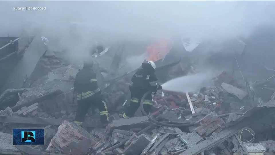 Mísseis russos atingem prédio residencial e deixam feridos em cidade ucraniana