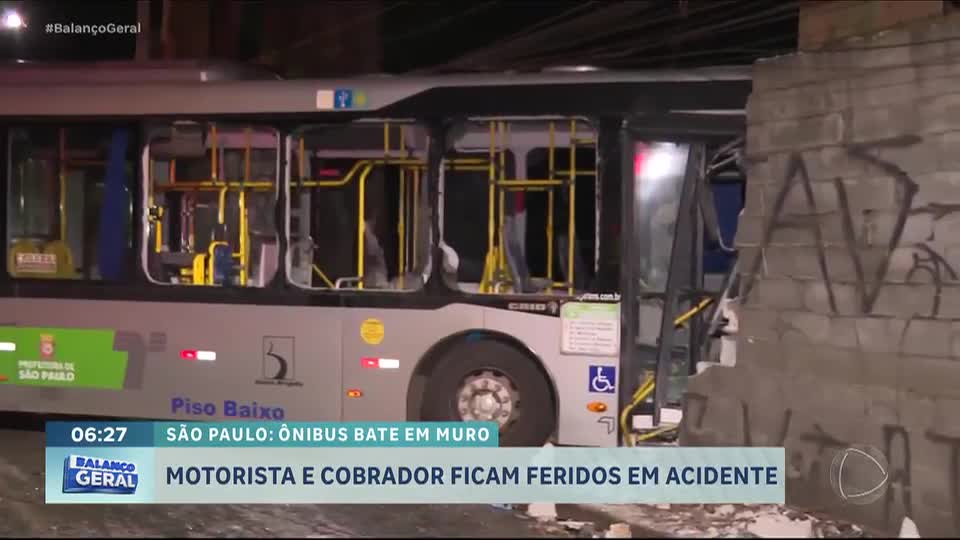 Motorista e cobrador ficam feridos após ônibus bater contra muro em São Paulo