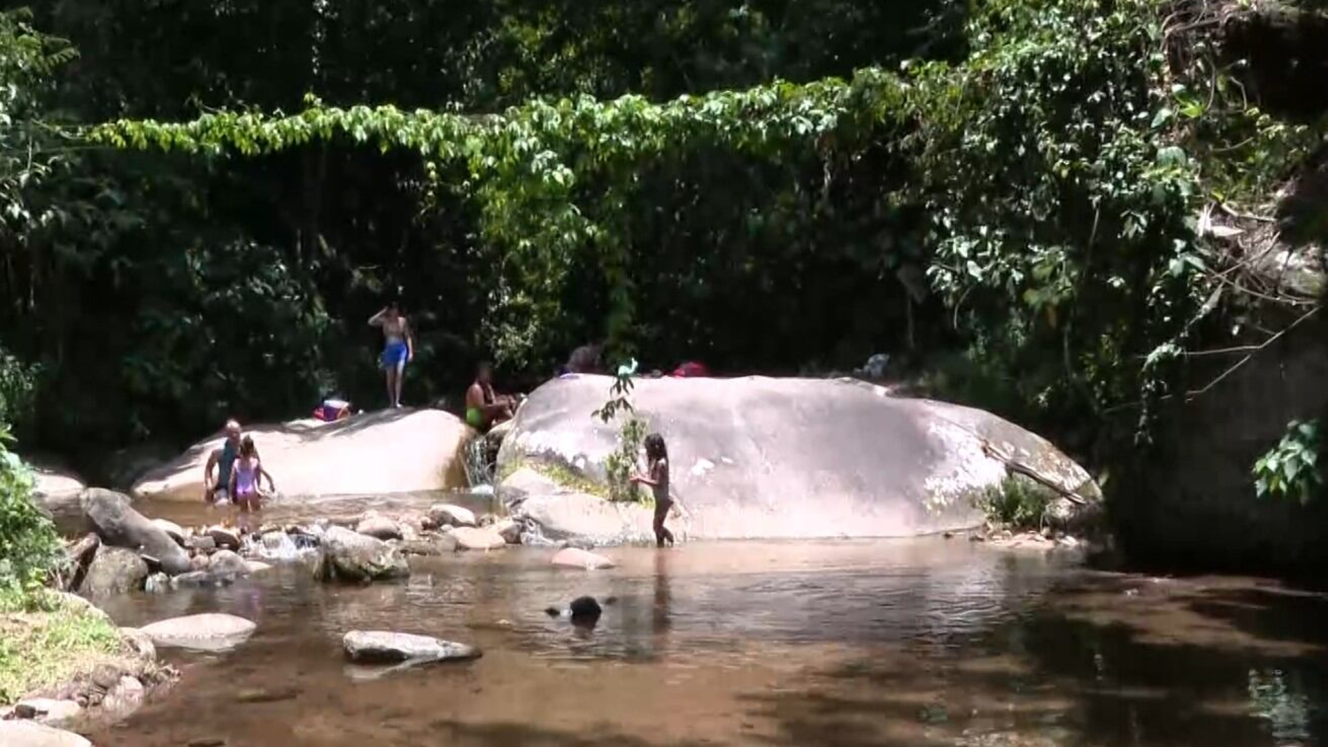 Turistas e cariocas se refrescam em cachoeira em Vargem Grande, zona sudoeste do Rio