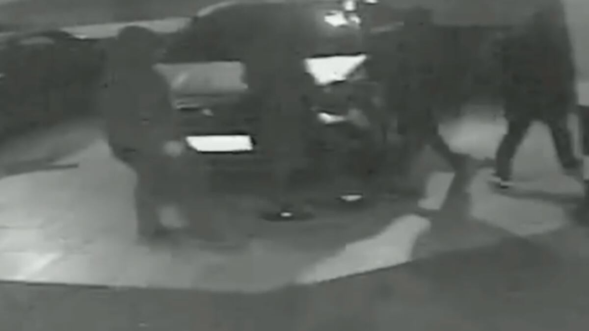 Quadrilha encapuzada invade prédio em BH usando controle remoto do condomínio