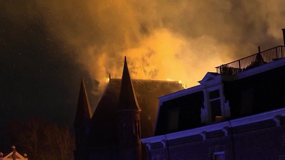 Incêndio atinge igreja histórica em Amsterdã, na Holanda