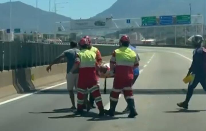 Motociclista está em estado grave após ser atropelado ao ter pneu furado na ponte Rio-Niterói