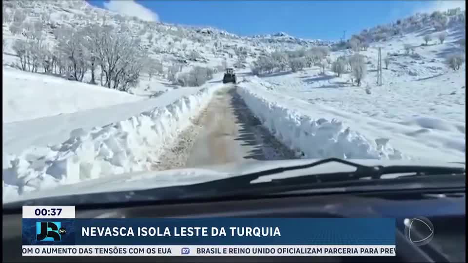 Forte nevasca isola moradores e interdita estradas no leste da Turquia