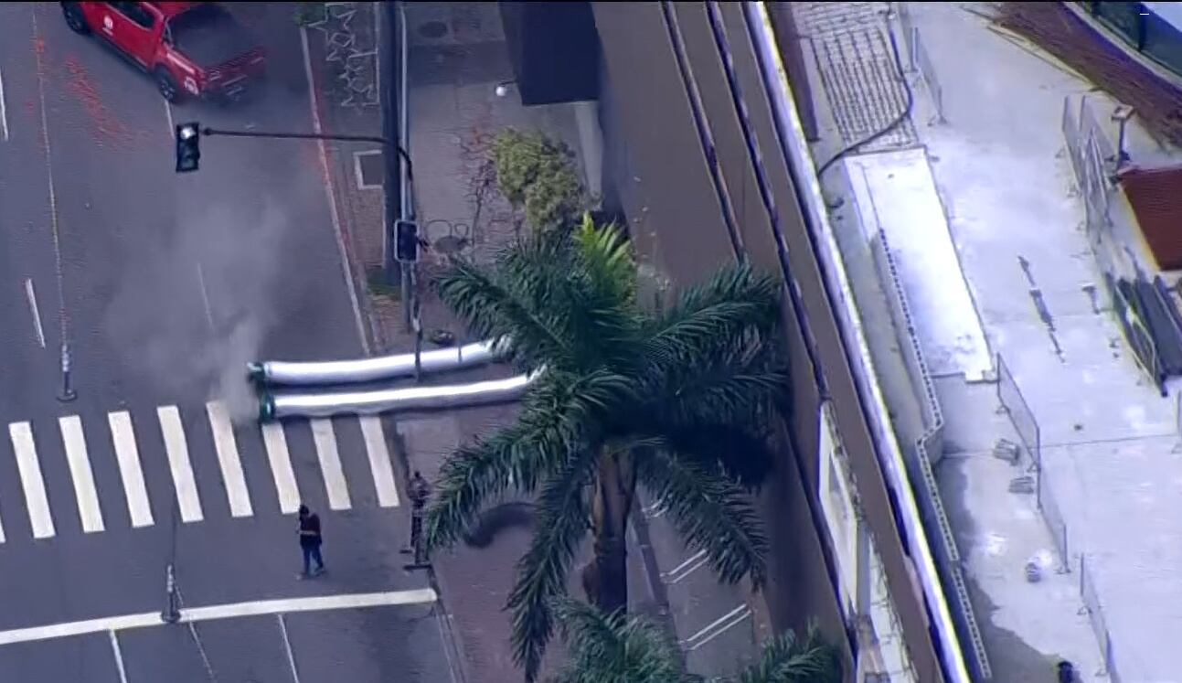 Mais de 18 horas após incêndio em shopping, bombeiros ainda trabalham para escoar fumaça de subsolo