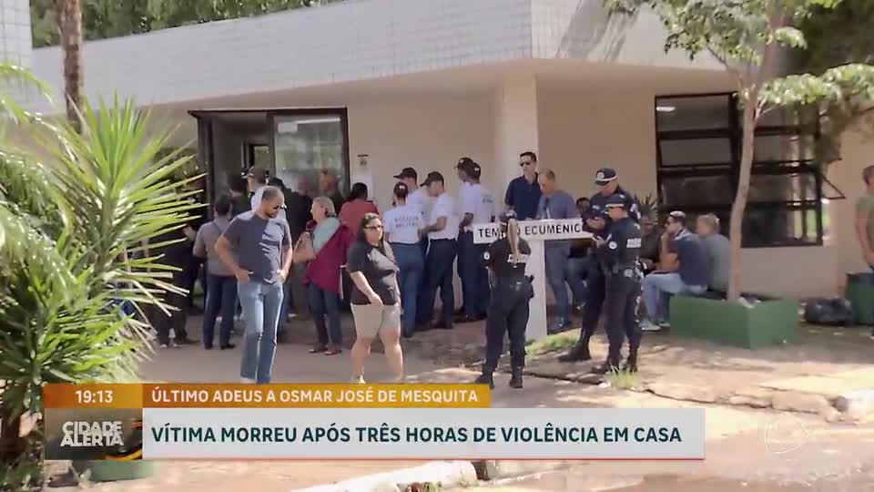Familiares e amigos se despedem de vítima de latrocínio em Vicente Pires (DF)