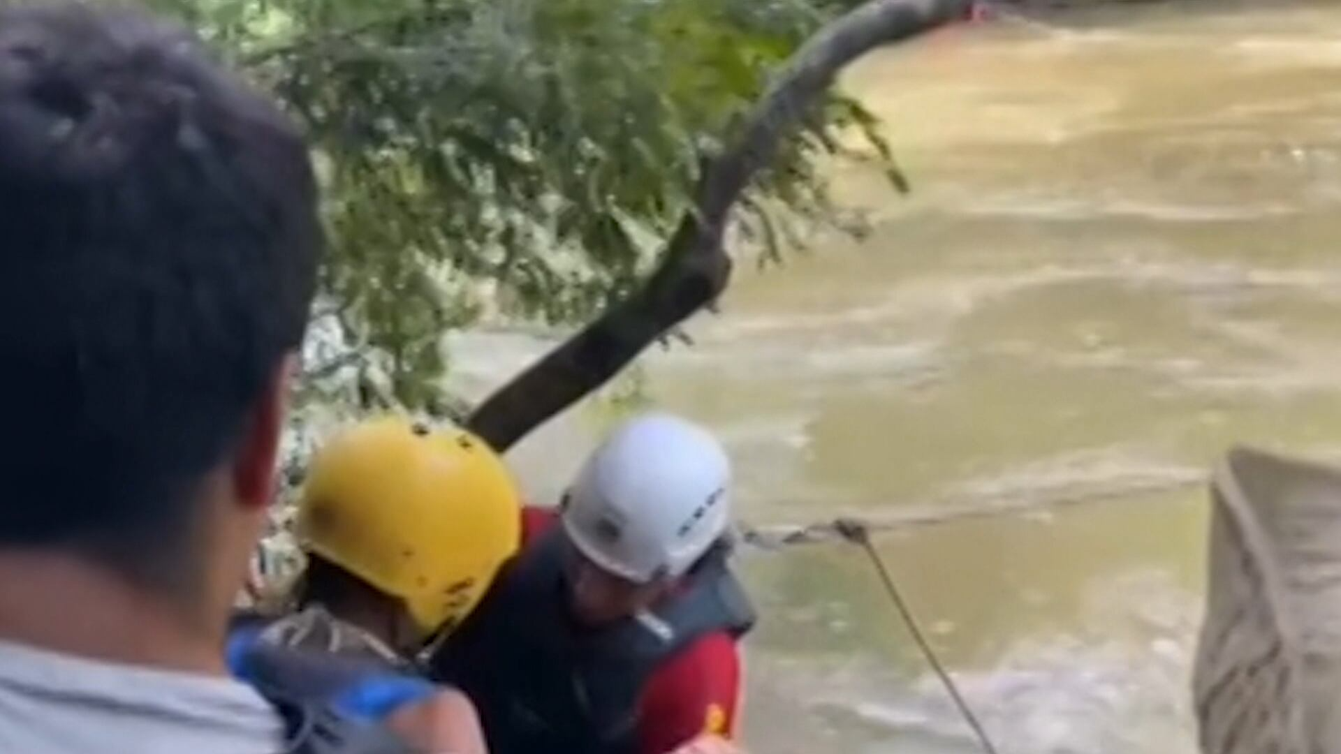 Bombeiros resgatam 44 turistas ilhados após cheia repentina de rio em MS