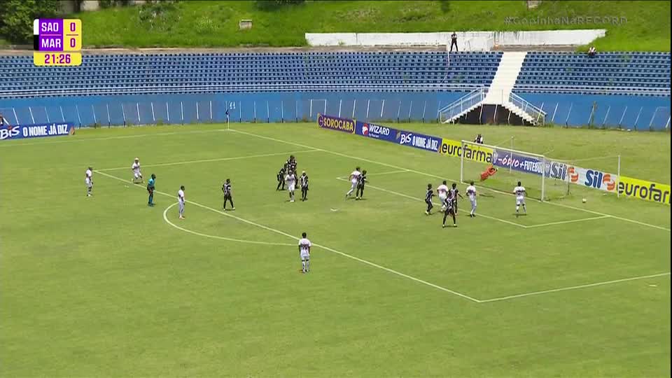 Quase uma pintura! Igor Felisberto cobra falta e a bola explode na trave