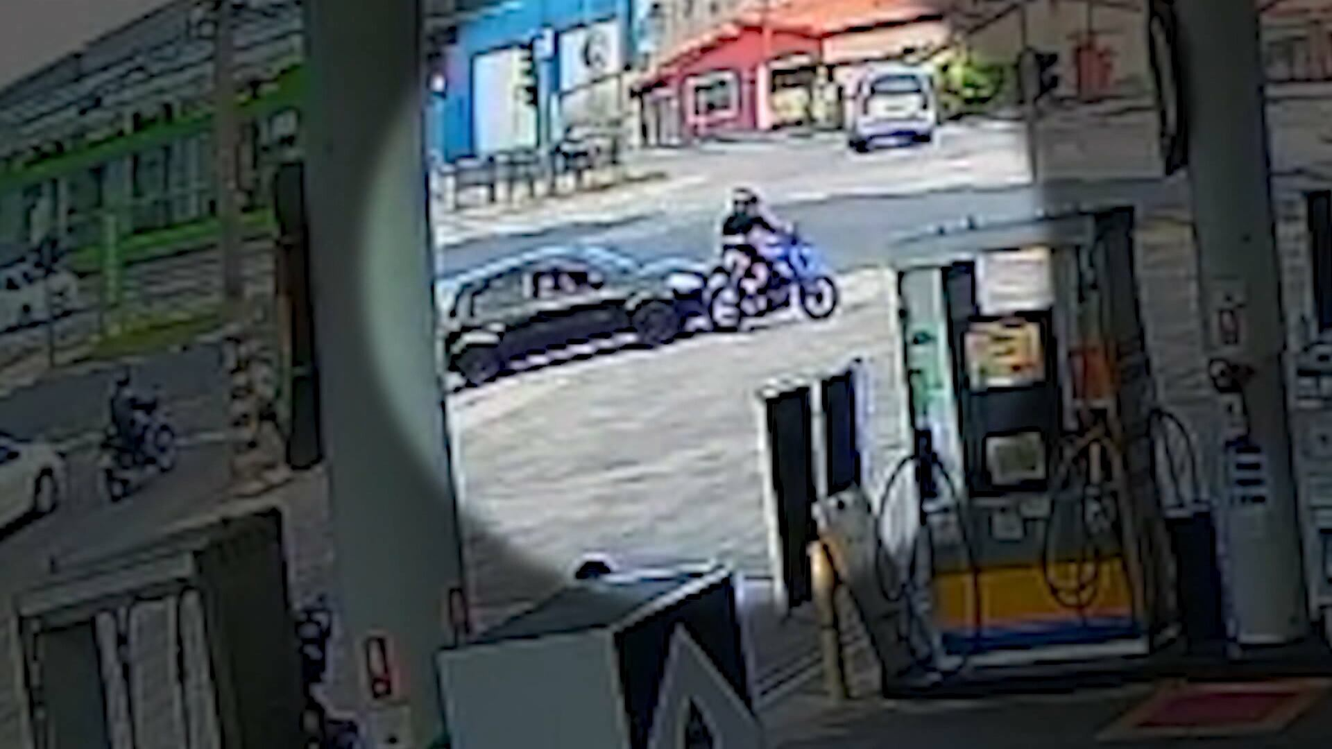 Motorista flagra roubo de moto e joga carro em criminoso