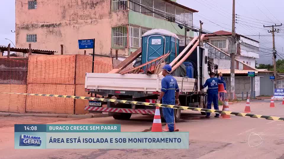 Caesb interdita cratera de esgoto em Ceilândia (DF) e inicia obras após reabertura