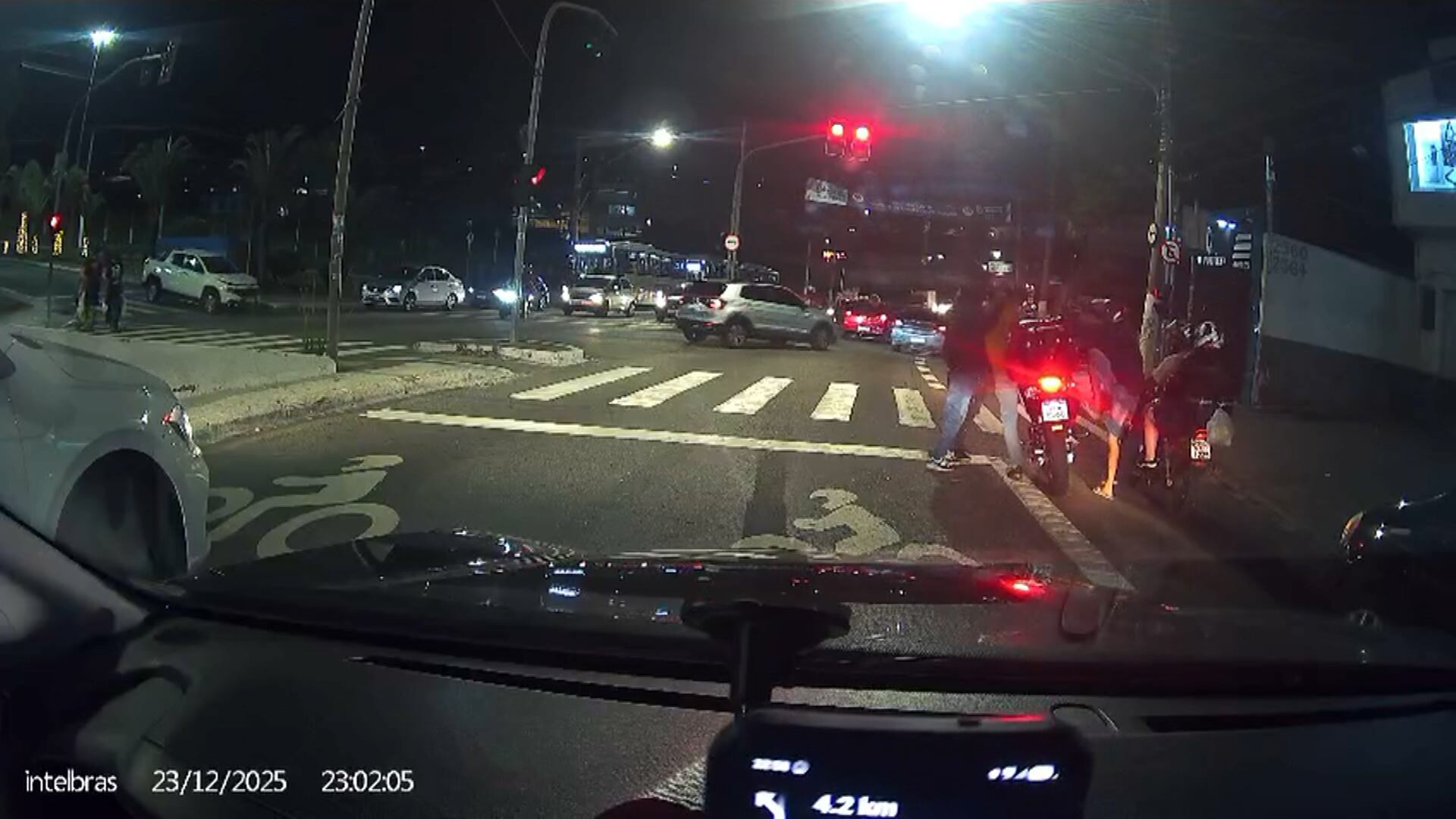 Motociclista é assaltado em semáforo na zona sul de São Paulo