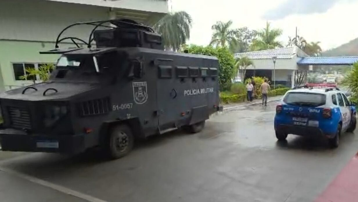 Ladrões agridem motorista de caminhão e atiram contra ajuda durante roubo de carga no RJ