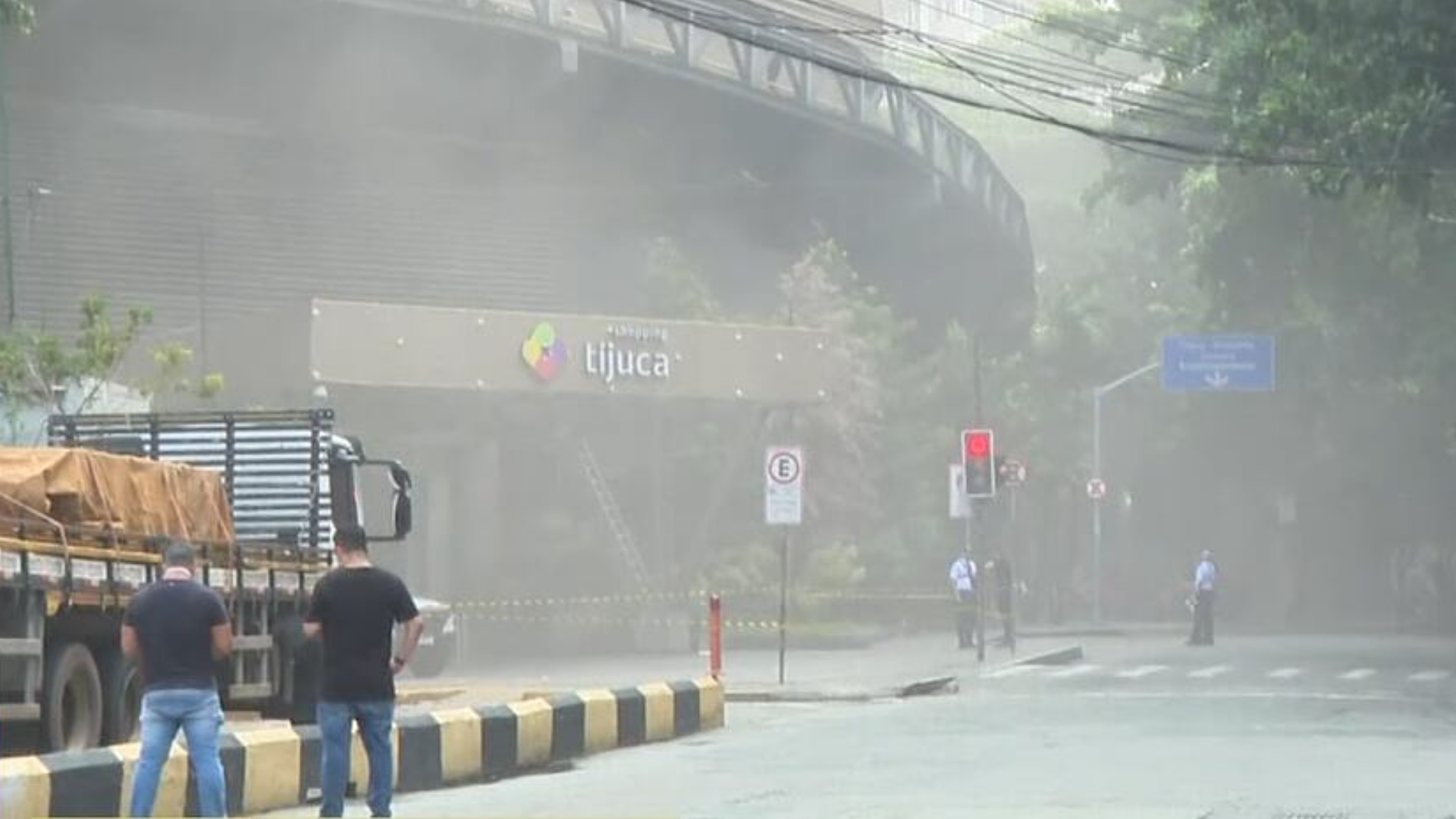 Shopping Tijuca é fechado por tempo indeterminado após incêndio que deixou dois mortos