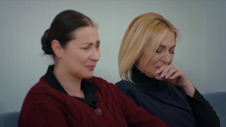 Cahide e Gonul se encontram com Zeynep no hospital | Mãe