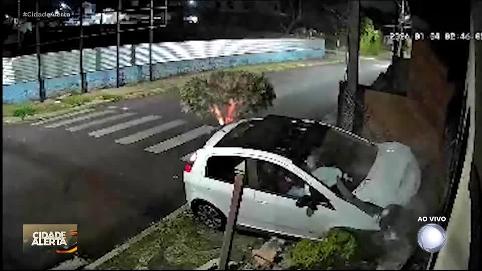 Motorista destrói fachada de casa e abandona amigo no local