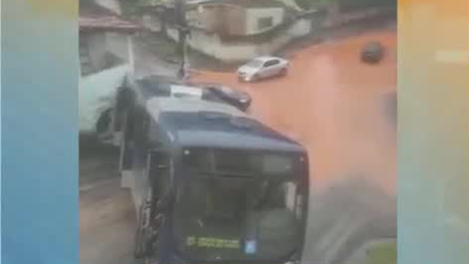 Ônibus derrapa quando subia rua, volta de ré e atinge muro em BH