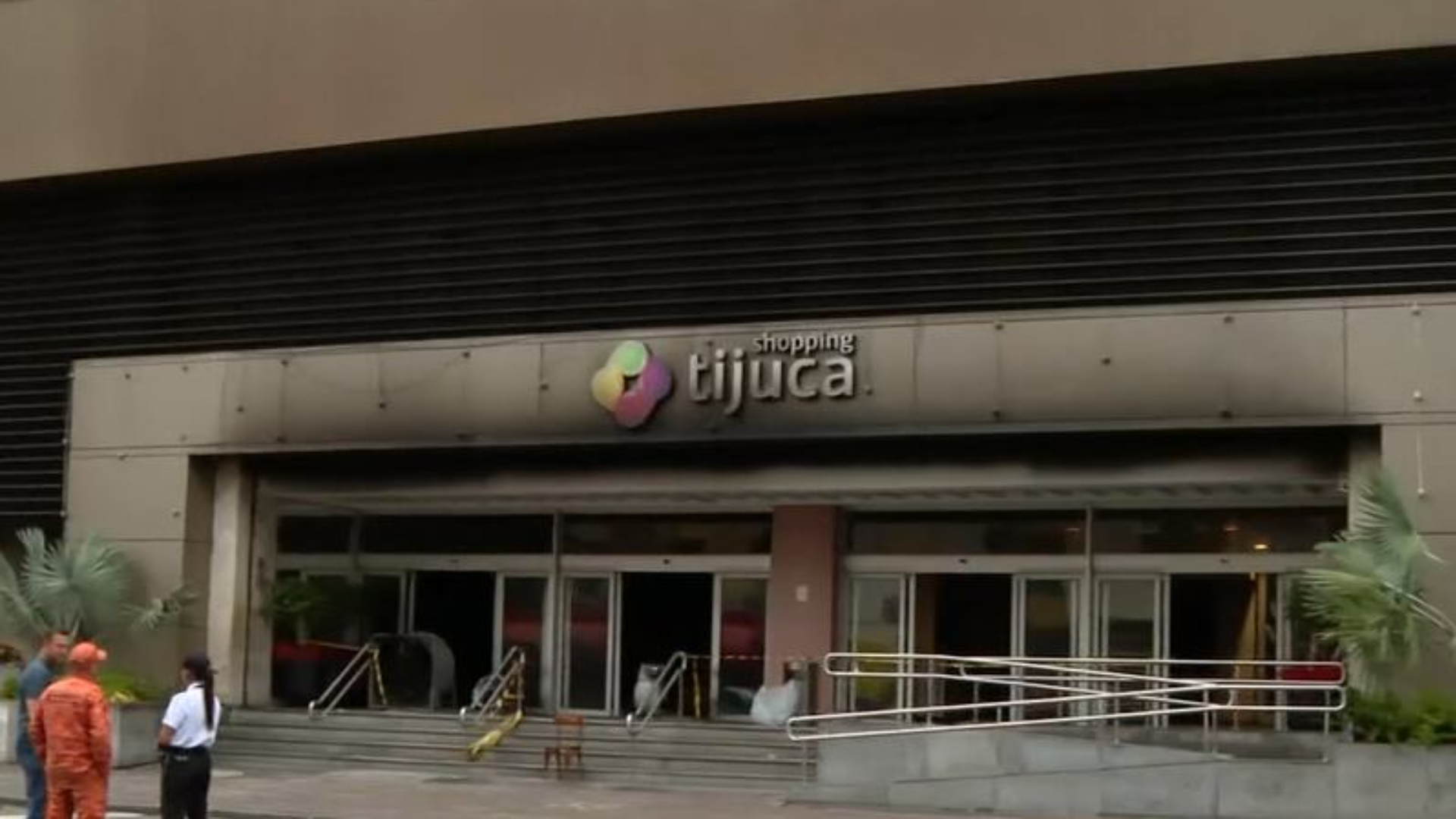Incêndio no Shopping Tijuca: Defesa Civil interdita subsolo e 17 lojas do térreo