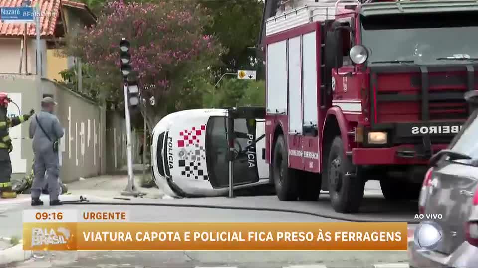 Viatura capota após colisão no Ipiranga, zona sul de SP