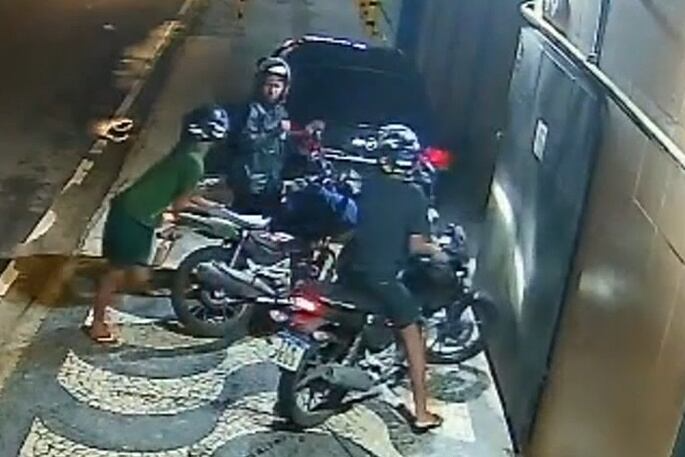 Bandidos assaltam motoboy durante entrega em Nova Iguaçu (RJ)