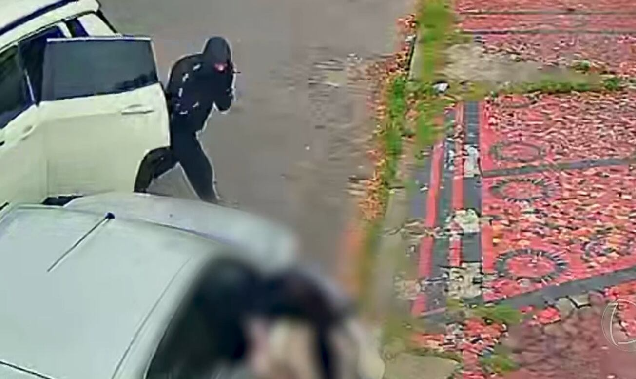 VÍDEO: mulher é rendida e sequestrada por bandidos na porta de casa no Rio