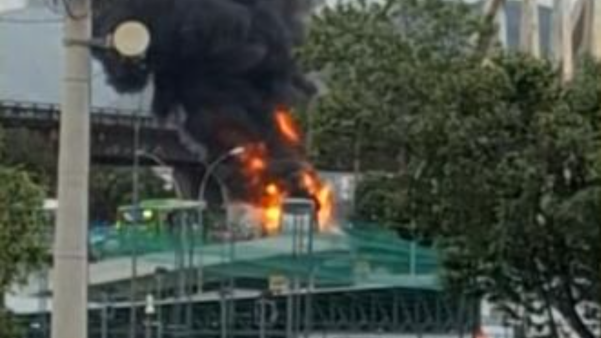 Ônibus pega fogo e interdita viaduto no centro do Rio