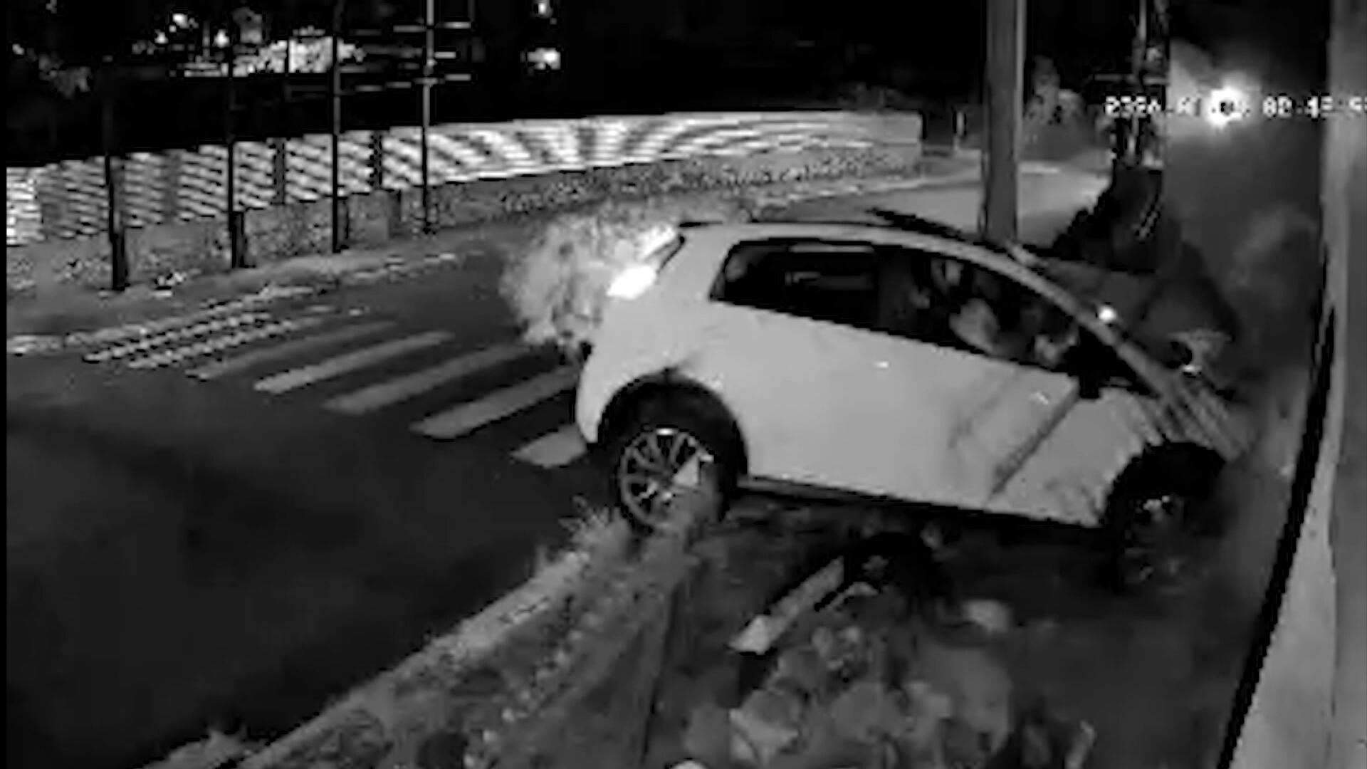 Motorista foge e abandona amigo após bater em portão