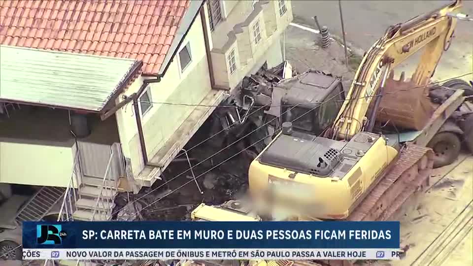 Carreta perde os freios, atinge imóvel e deixa dois feridos em Caieiras (SP)