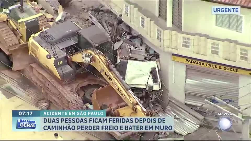 Caminhão desgovernado destrói padaria em Caieiras (SP)