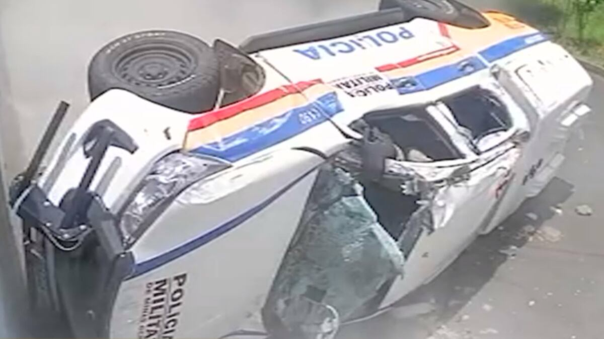 Três policiais ficam feridos após viatura perder os freios e capotar em Minas Gerais