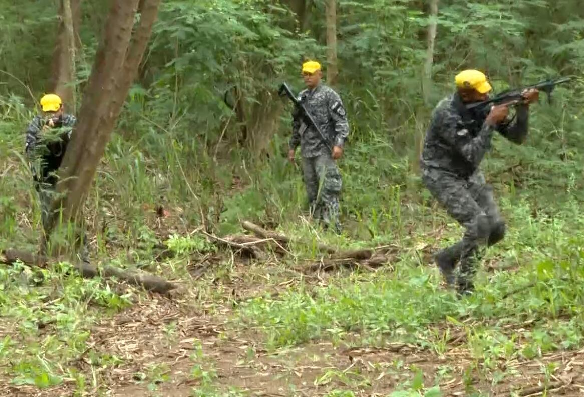 Policias militares em formação participam de treinamento no Rio de Janeiro