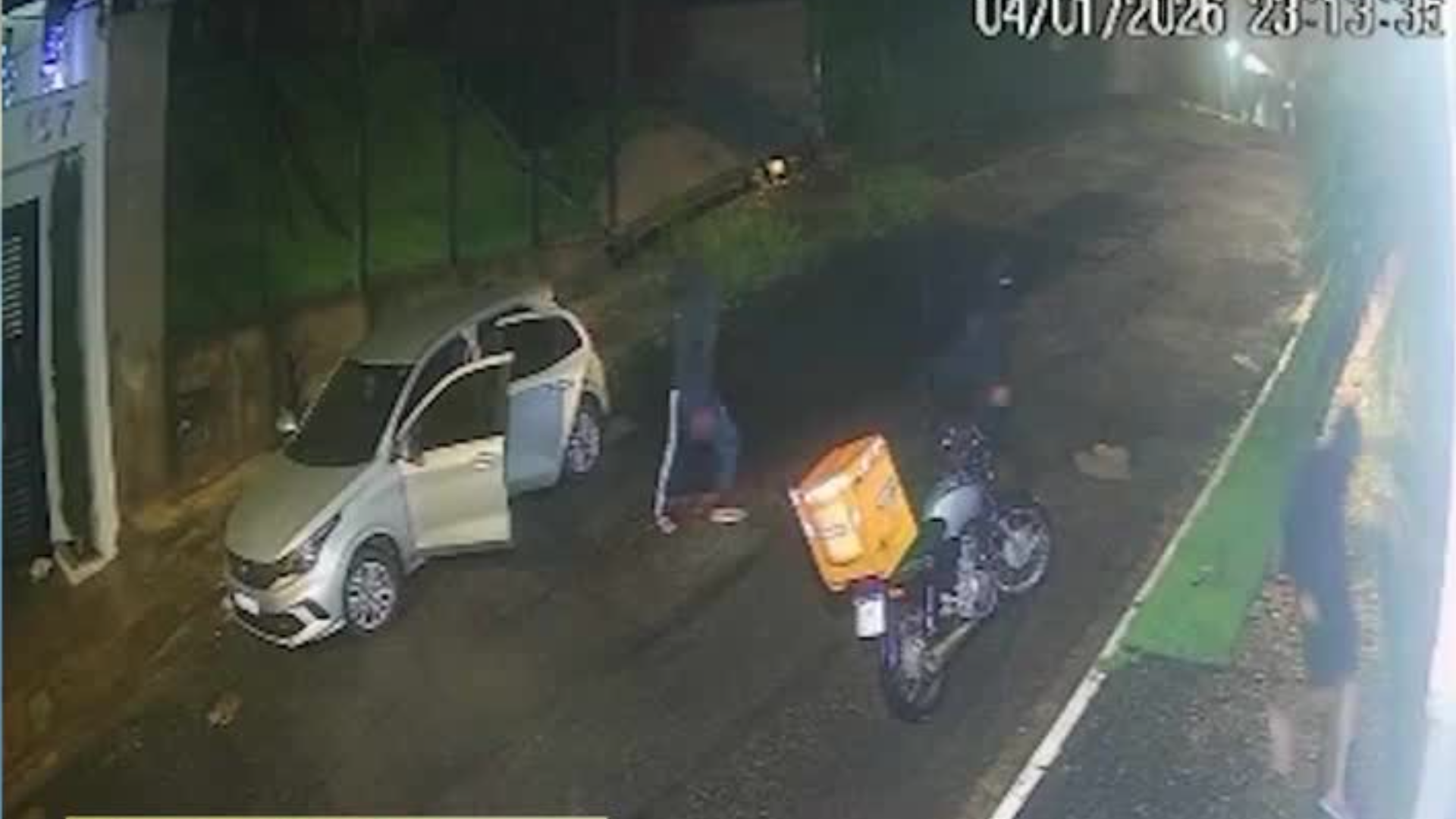 Quadrilha rendeu entregador de pizza para invadir casa em BH; veja vídeo