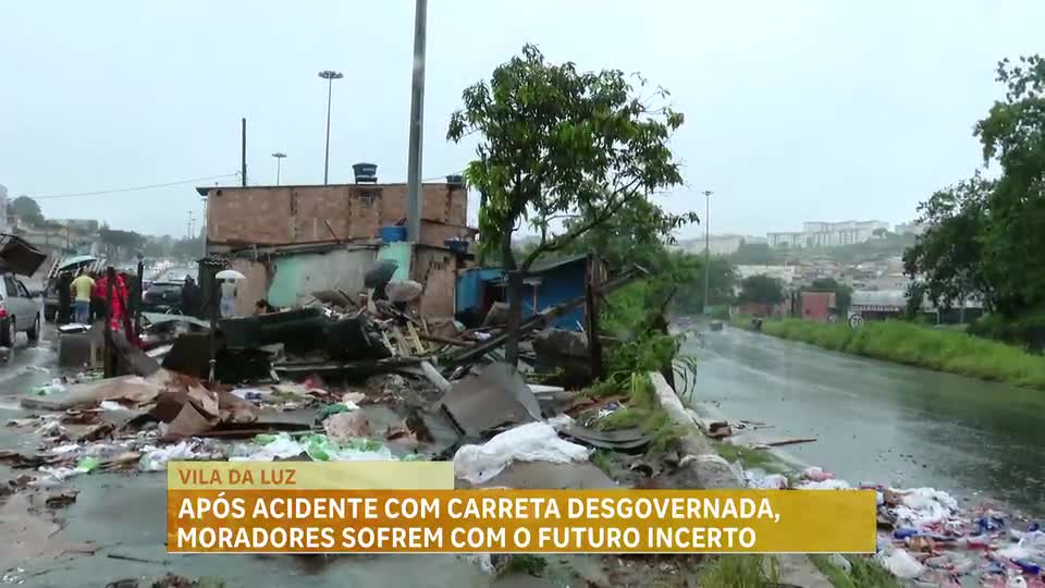 Moradores da Vila da Luz, em Belo Horizonte, enfrentam insegurança após acidente com carreta
