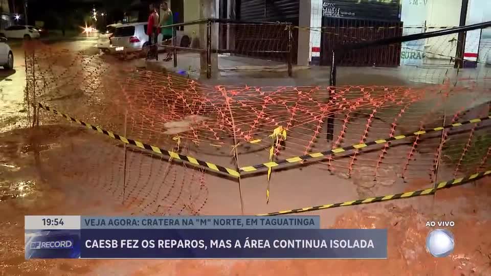 Caesb faz reparo de cratera em Taguatinga (DF), mas local permanece isolado