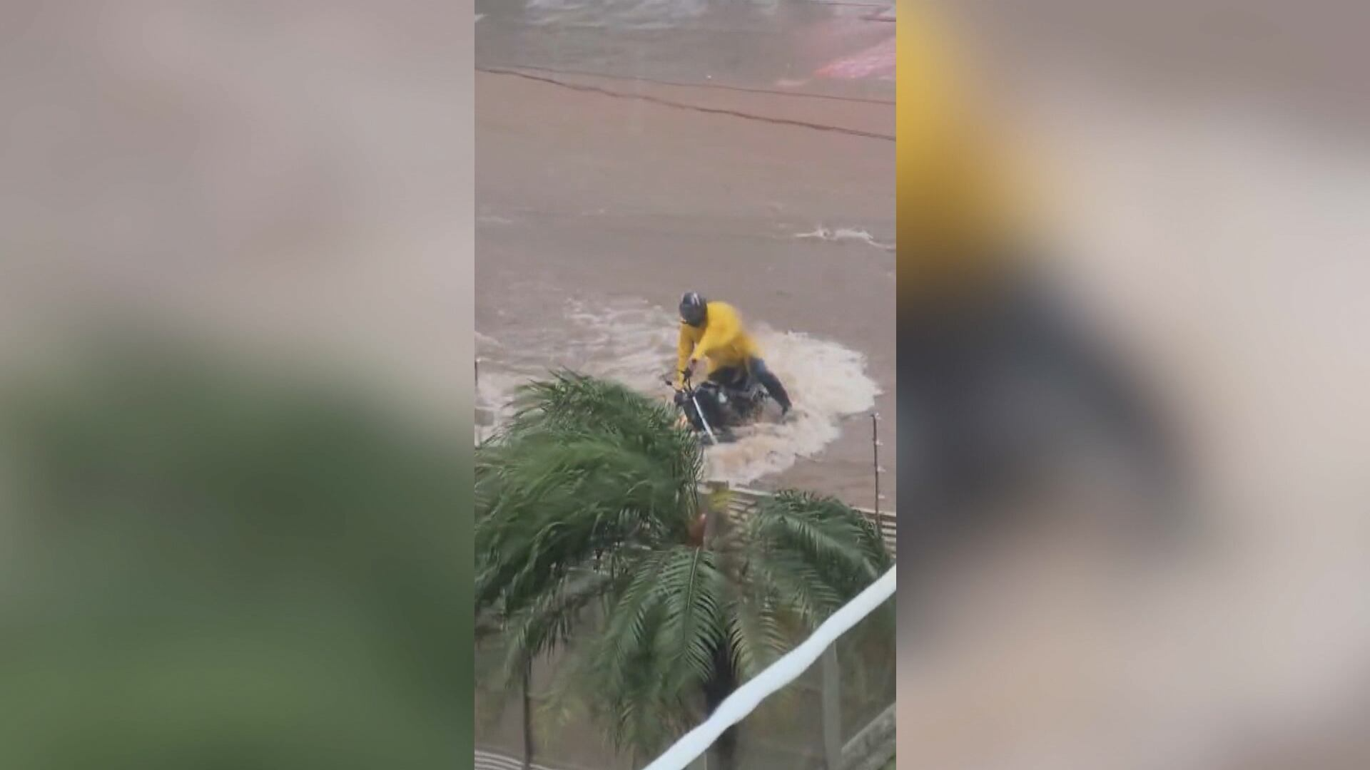 Motociclista é arrastado por enxurrada em Campo Grande (MS); veja vídeo
