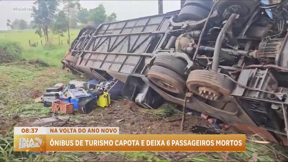 Ônibus de turismo capota e deixa seis mortos em MG