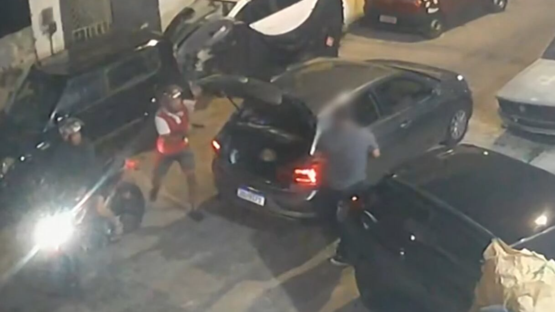 VÍDEO: Bandidos rendem motorista e roubam carro em Nova Iguaçu, na Baixada Fluminense