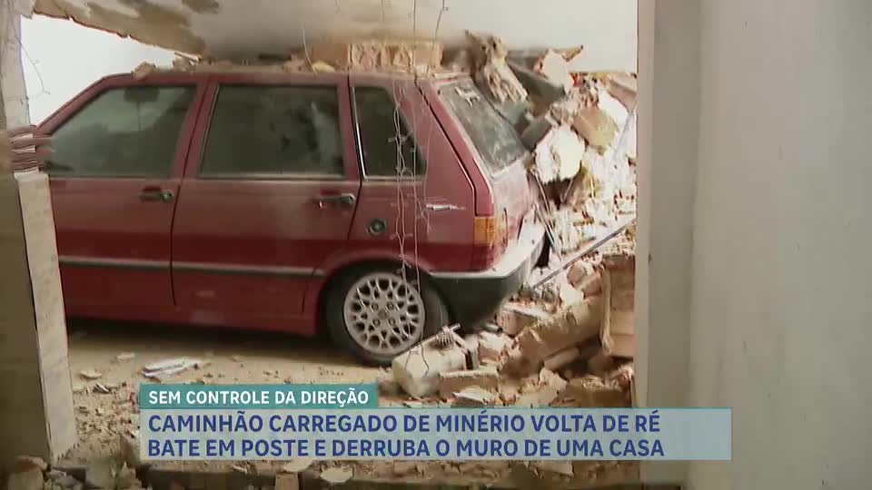 Caminhão atinge casa e derruba poste em Sabará (MG); ninguém ficou ferido
