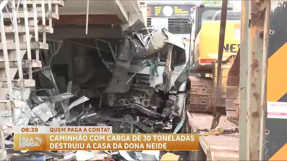 Caminhão desgovernado atinge casa em Caieiras e deixa danos