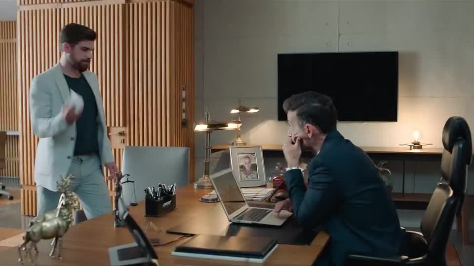 Çelebi consegue uma pista do paradeiro da esposa | Chamas do Destino