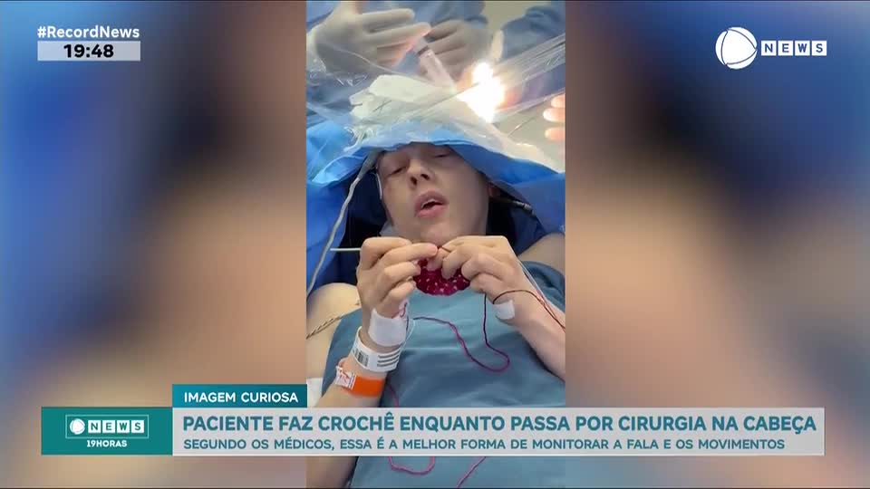 Mulher faz crochê durante cirurgia cerebral em Cascavel