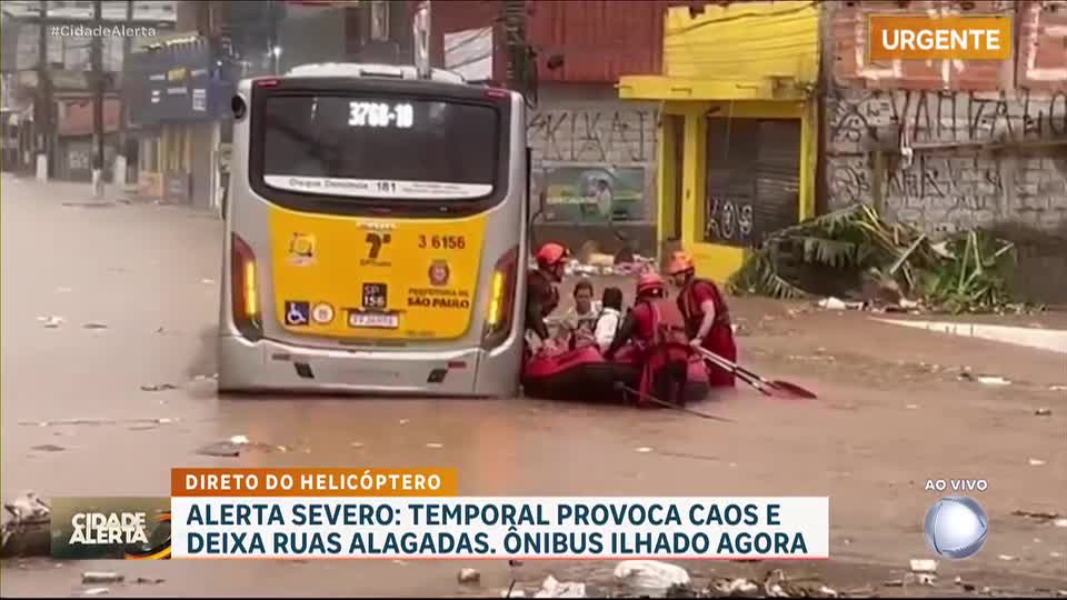 Bombeiros resgatam passageiros em ônibus ilhado na zona leste de São Paulo