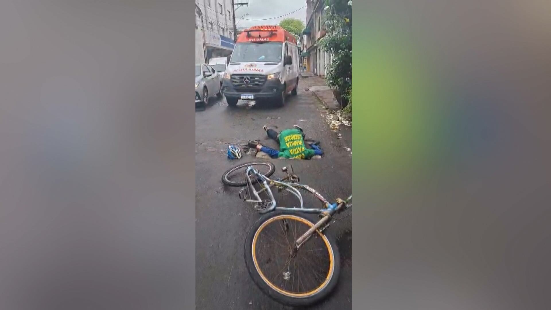 Samu recebe chamado para atender boneco em protesto