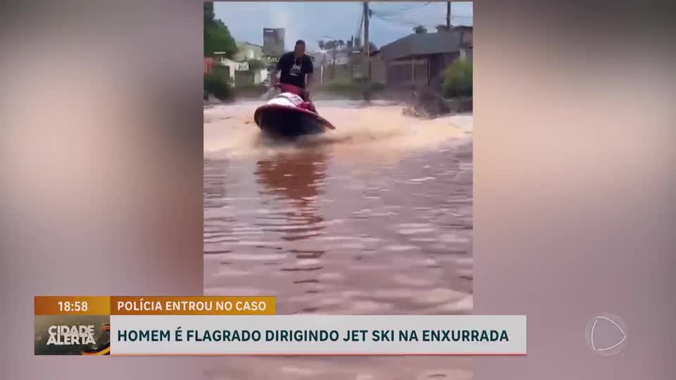 Protesto inusitado: homem usa jet ski durante enxurrada em Planaltina de Goiás
