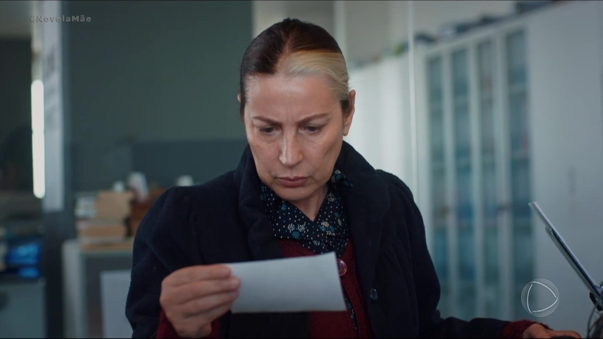 Gönül fica em choque ao encontrar uma foto de Melek viva | Mãe