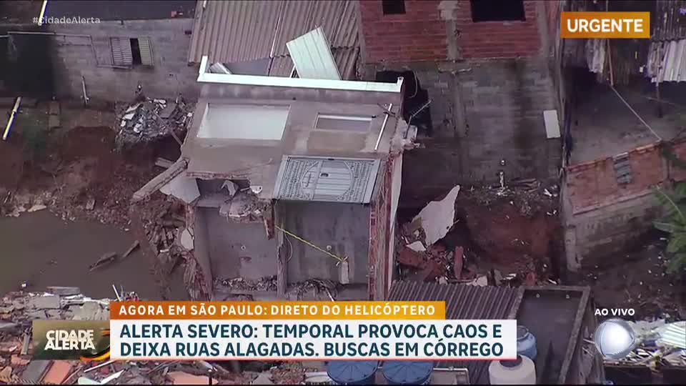 Casa 'tomba' para trás e cai em cima de residências vizinhas após chuva em Itaquaquecetuba (SP)