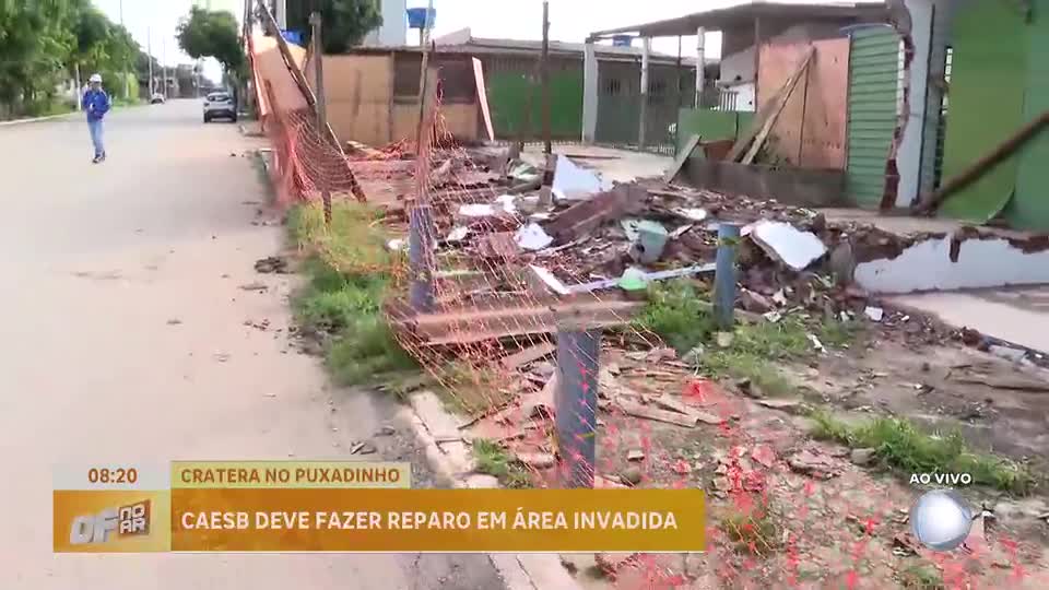 Cratera em área irregular de Ceilândia (DF) leva Caesb a recomendar retirada de estrutura