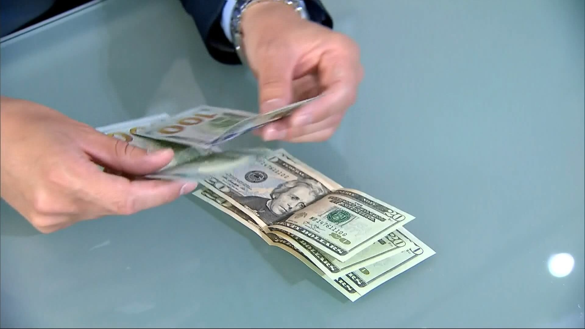 Brasil tem segunda maior saída de dólares da história em 2025