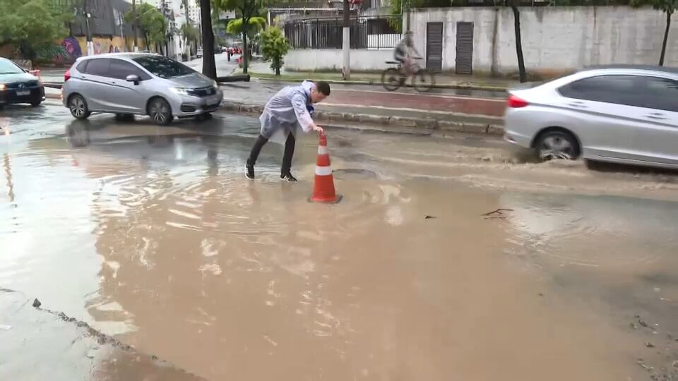 Repórter do Cidade Alerta coloca cone em buraco ‘escondido’ pela enchente para ajudar motoristas